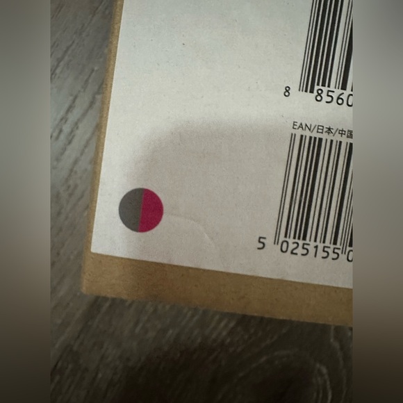 Dyson Detangling Comb in Fuchsia/Iron - Picture 4 of 6